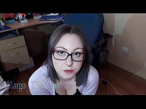 ❤️ 眼鏡をかけたセクシーな少女がカメラに向かってディルドを深くしゃぶる ❤ ロシアポルノ ❌️❤