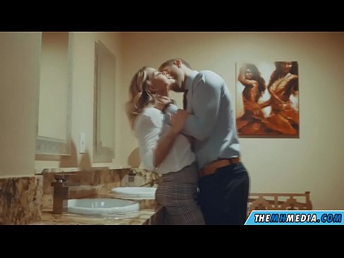 ❤️ 公衆トイレで巨乳金髪美女に誘惑されたら ❤ ロシアポルノ ❌️❤